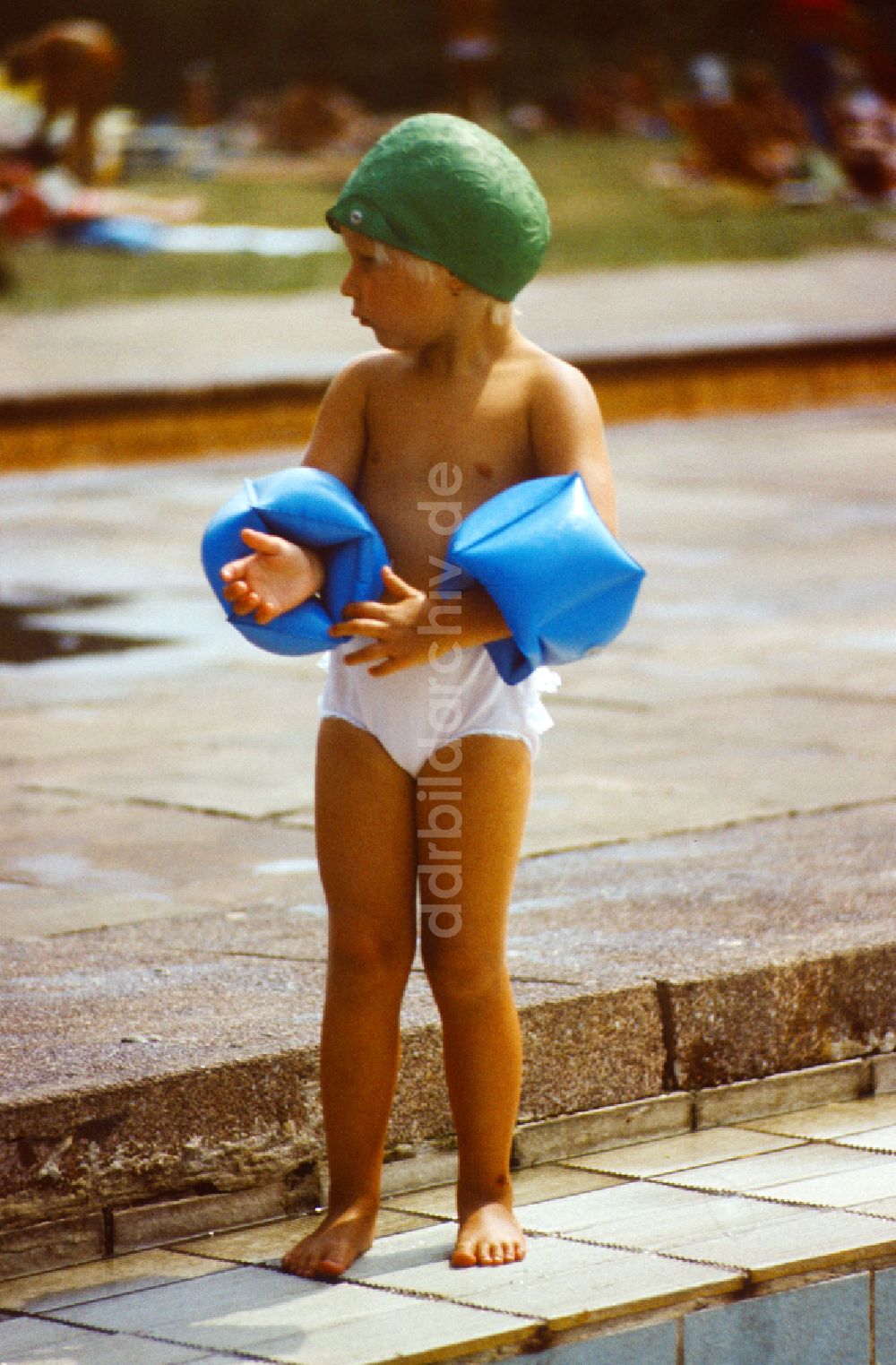 DDR-Bildarchiv: Berlin - Kind mit Badekappe und Schwimmflügel im Freibad Pankow in Berlin in der DDR