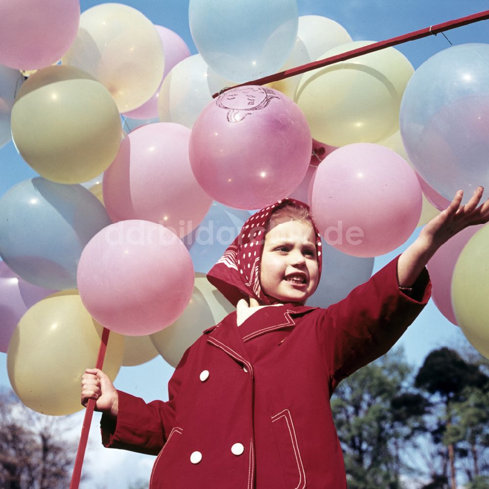 DDR-Bildarchiv: Coswig - Kind mit Ballons in Coswig in der DDR