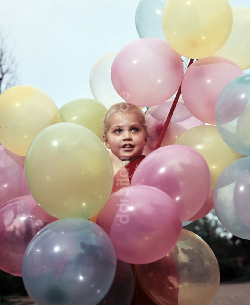 DDR-Fotoarchiv: Coswig - Kind mit Ballons in Coswig in der DDR