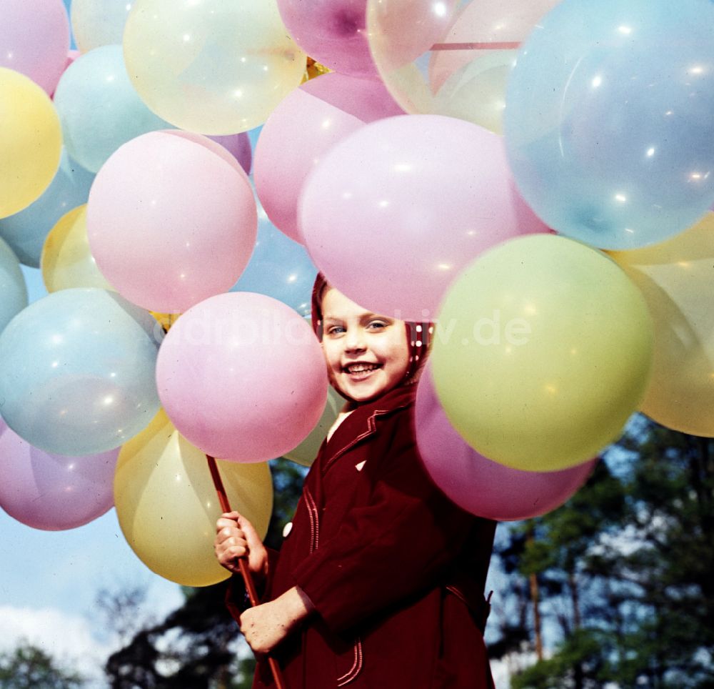 Coswig: Kind mit Ballons in Coswig in der DDR