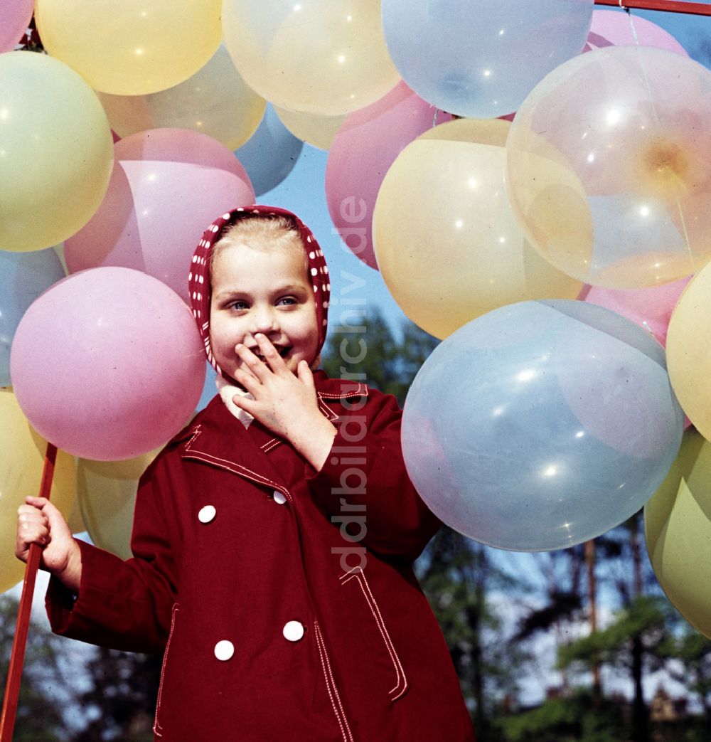 DDR-Bildarchiv: Coswig - Kind mit Ballons in Coswig in der DDR