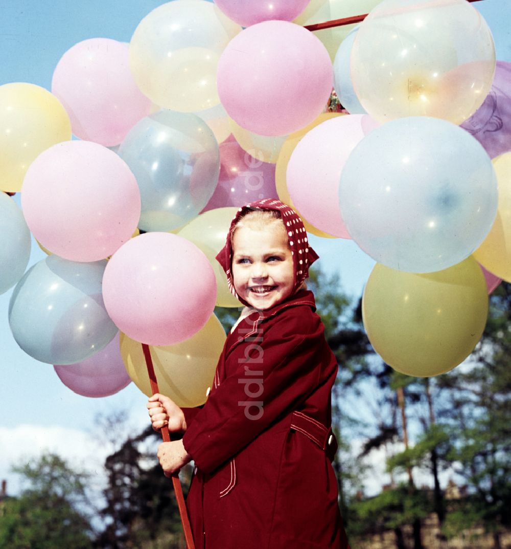 DDR-Fotoarchiv: Coswig - Kind mit Ballons in Coswig in der DDR