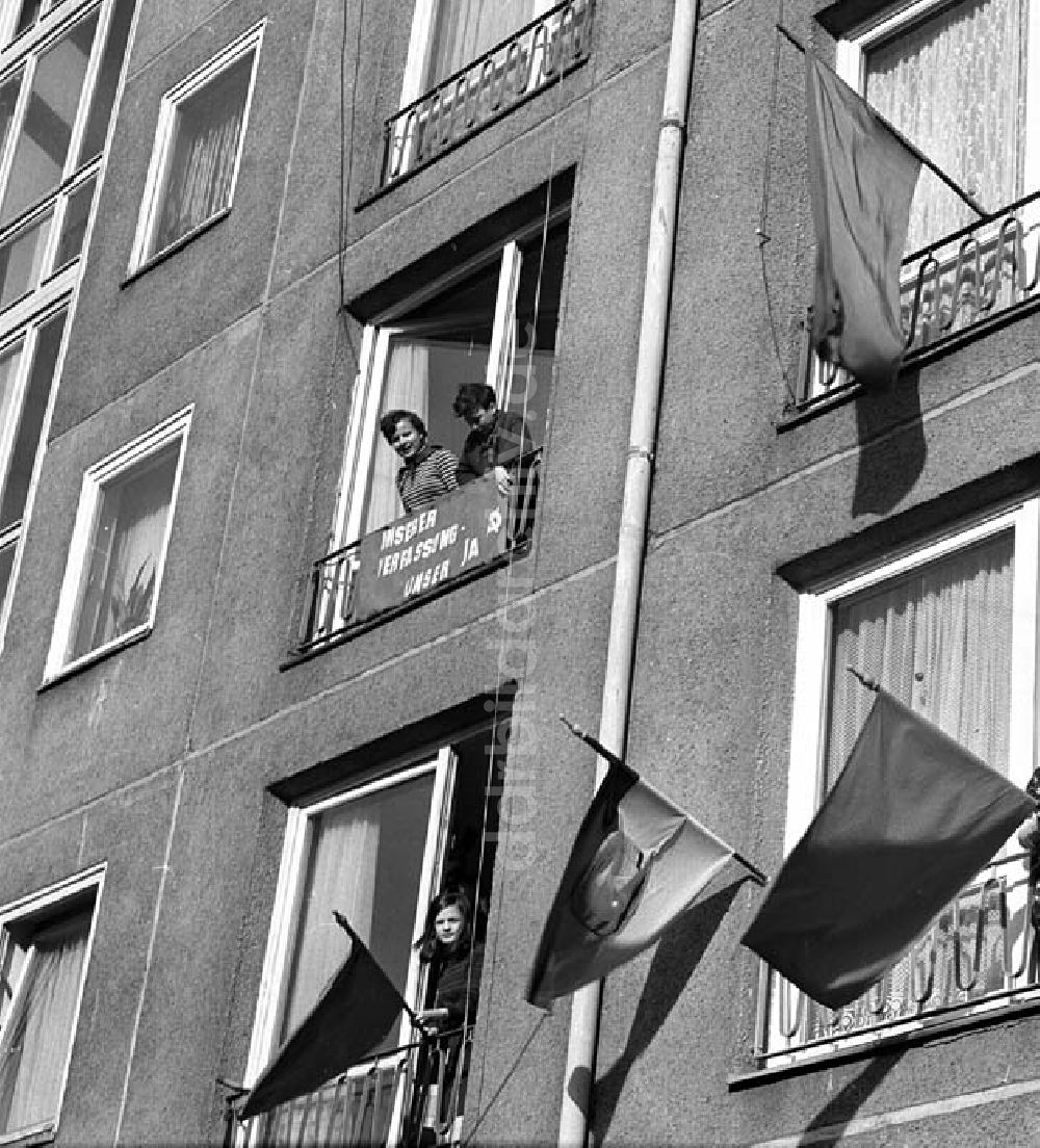 DDR-Fotoarchiv: Berlin - Kinder agitieren über die Verfassung