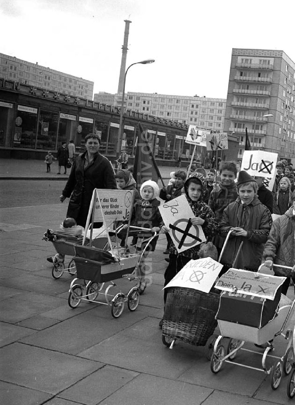 DDR-Fotoarchiv: Berlin - Kinder agitieren über die Verfassung