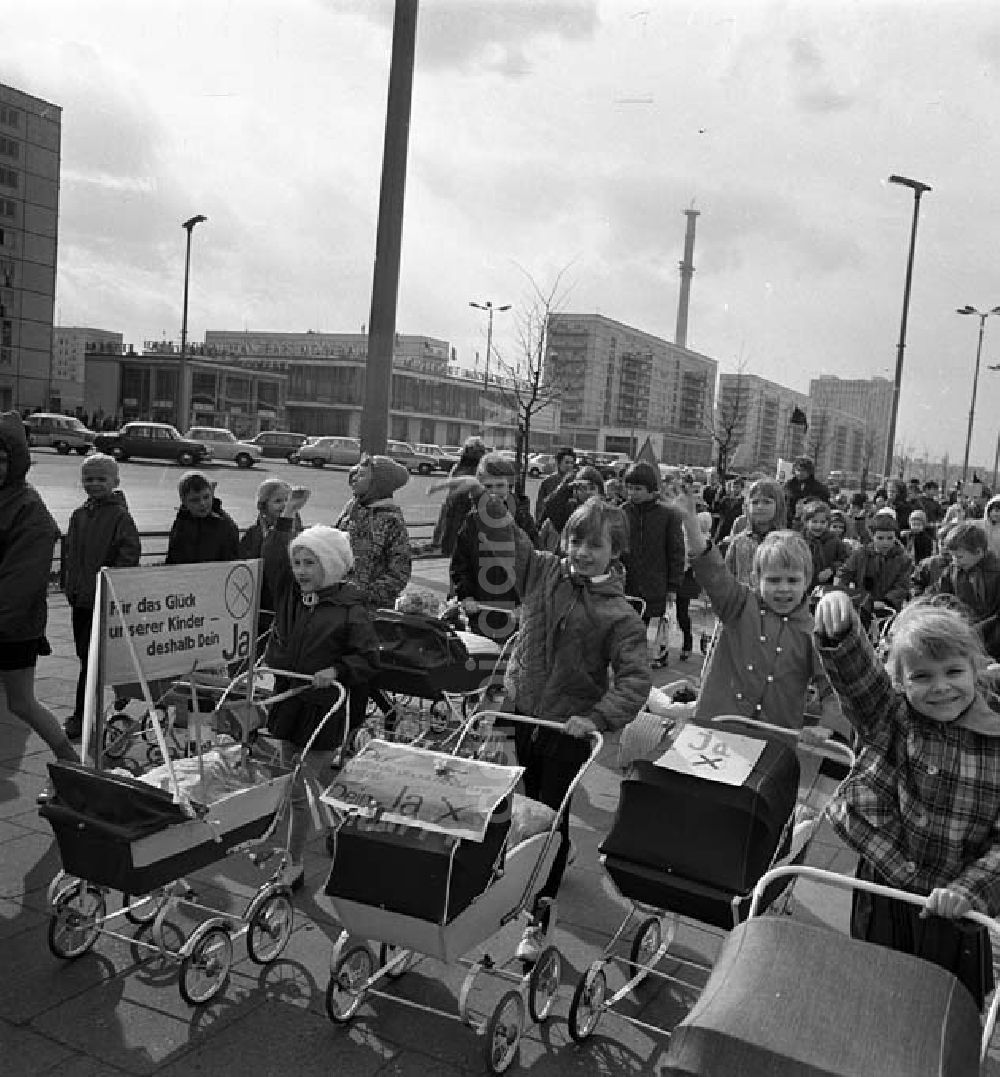 DDR-Bildarchiv: Berlin - Kinder agitieren über die Verfassung