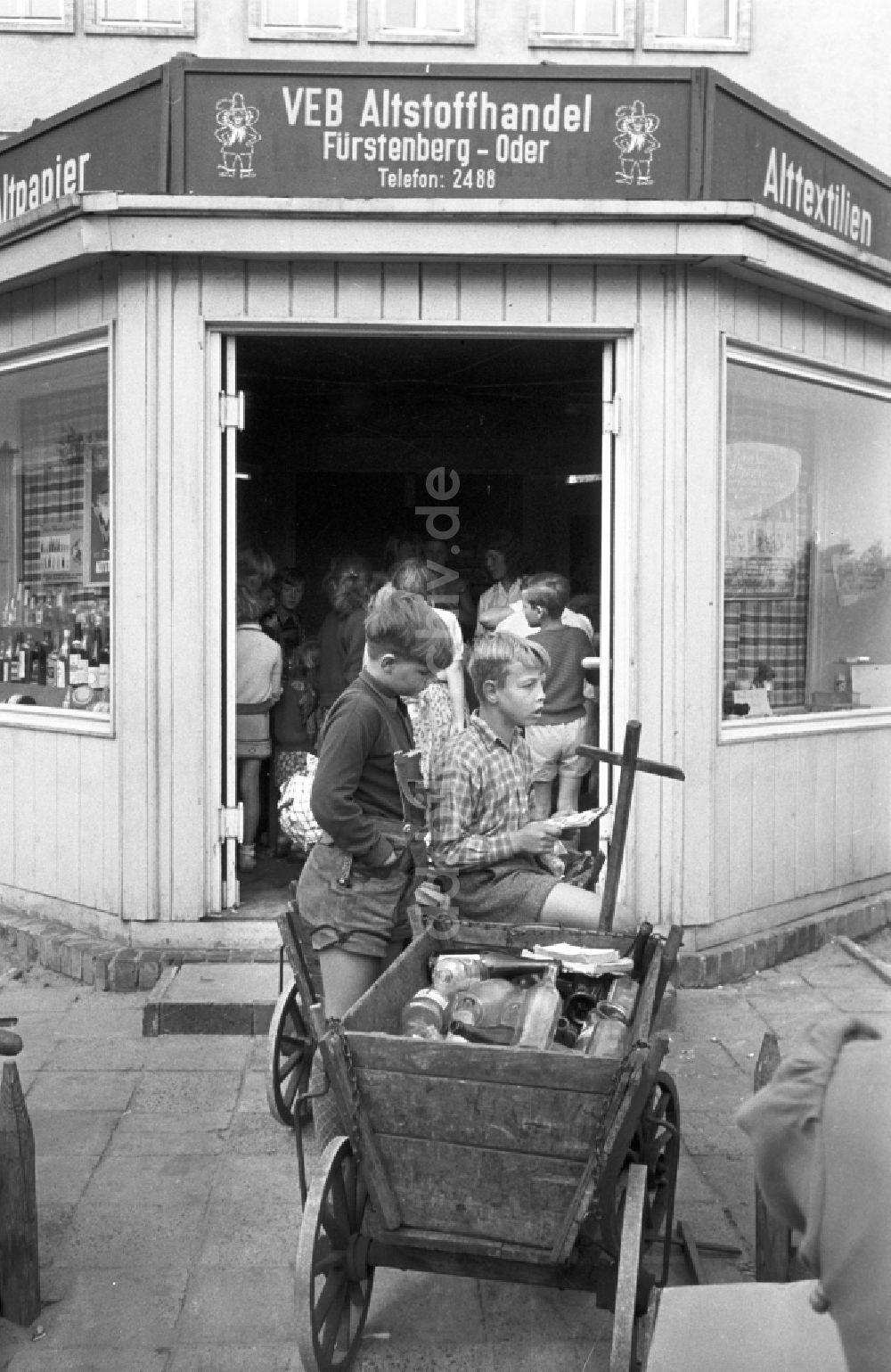 DDR-Bildarchiv: Eisenhüttenstadt (Stalinstadt) - Kinder bei der Abgabe gesammelter Altstoffe an einer Annahmestelle des VEB Altstoffhandel in Fürstenberg-Oder (heute Eisenhüttenstadt) in der DDR