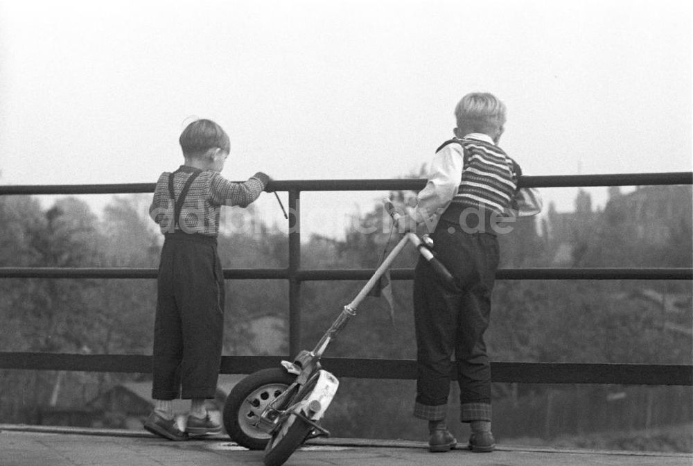 DDR-Bildarchiv: Leipzig - Kinder auf einer Brücke in Leipzig