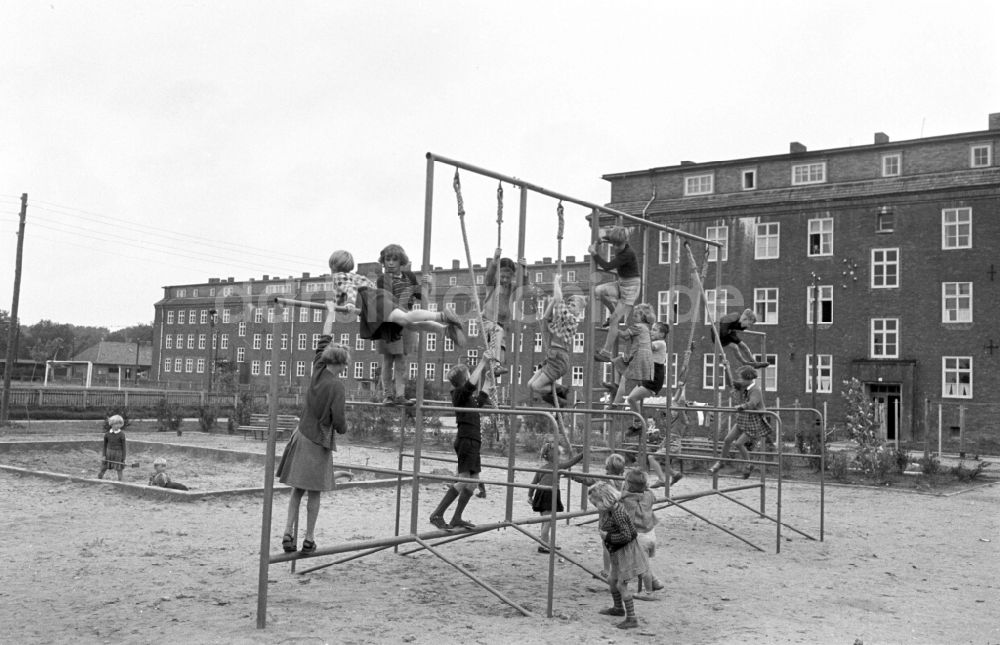 DDR-Fotoarchiv: Berlin - Kinder auf einem Klettergerüst in Berlin in der DDR