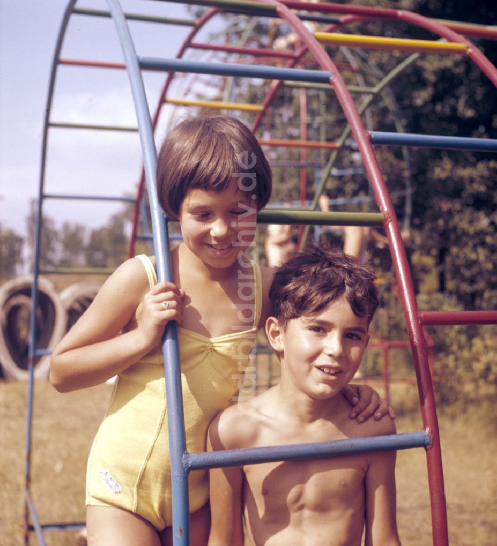 DDR-Bildarchiv: Berlin - Kinder an einem Klettergerüst im Freibad in Berlin in der DDR