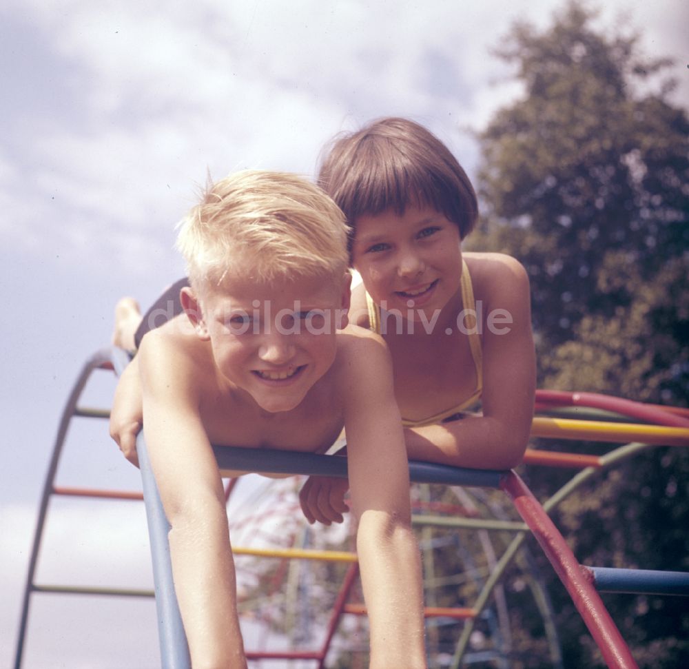 Berlin: Kinder an einem Klettergerüst im Freibad in Berlin in der DDR