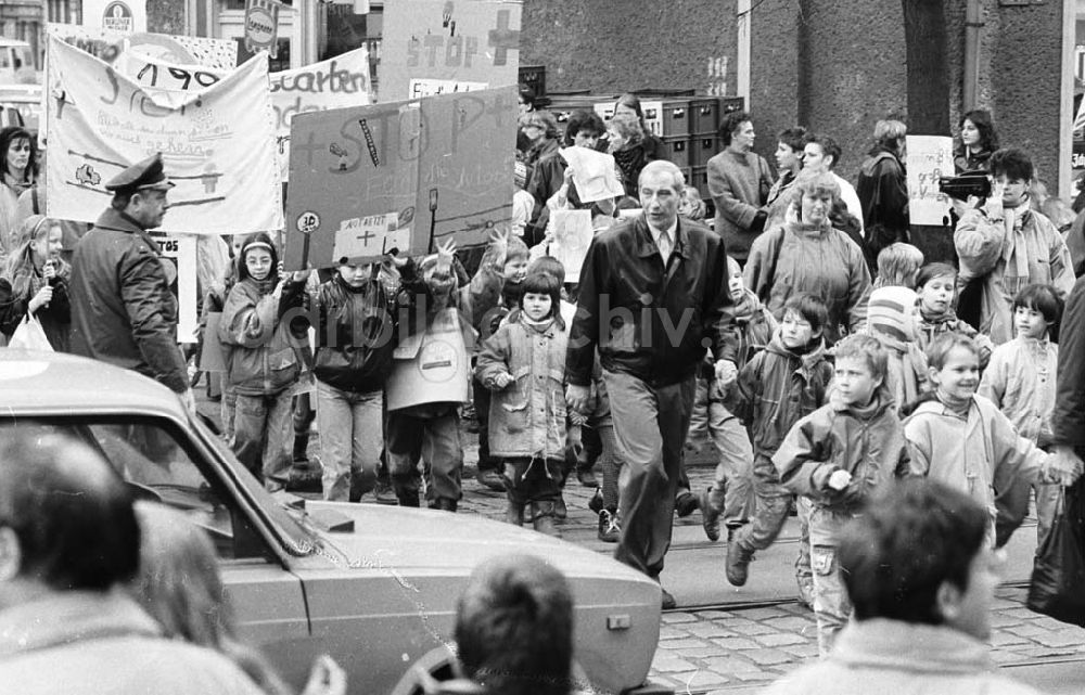 DDR-Bildarchiv: Berlin - Kinderdemonstration für eine Ampel in der Scharnweberstraße 12.02.92 Lange Umschlag 1992-60