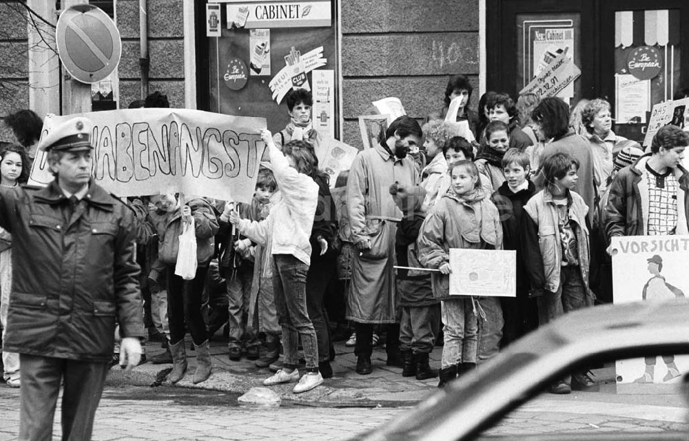 DDR-Fotoarchiv: Berlin - Kinderdemonstration für eine Ampel in der Scharnweberstraße 12.02.92 Lange Umschlag 1992-60