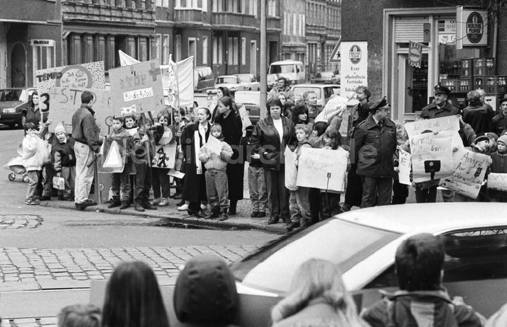 DDR-Bildarchiv: Berlin - Kinderdemonstration für eine Ampel in der Scharnweberstraße 12.02.92 Lange Umschlag 1992-60