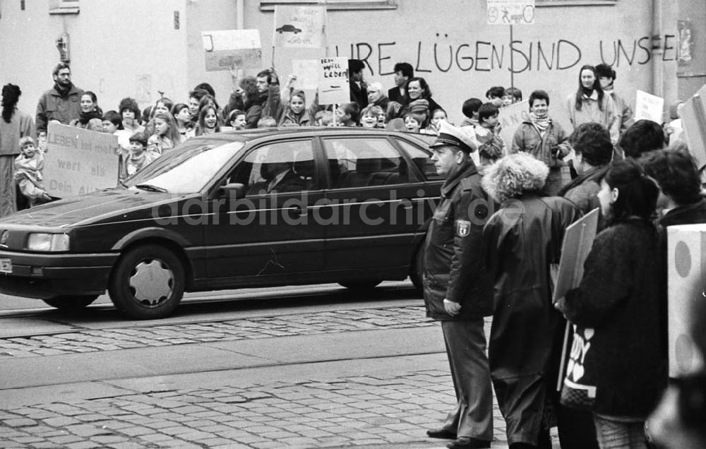 DDR-Fotoarchiv: Berlin - Kinderdemonstration für eine Ampel in der Scharnweberstraße 12.02.92 Lange Umschlag 1992-60