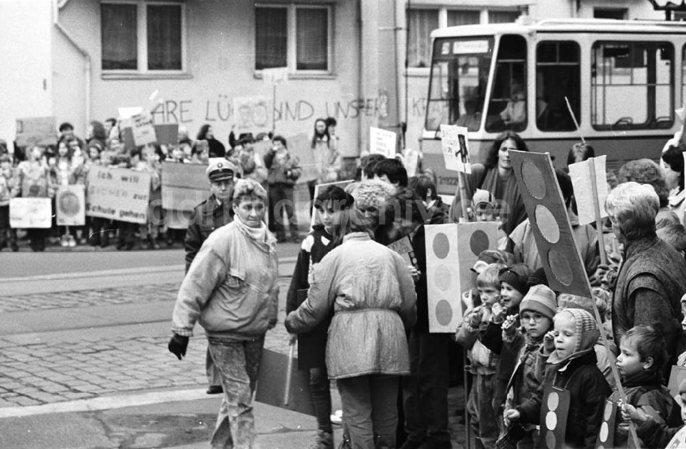 Berlin: Kinderdemonstration für eine Ampel in der Scharnweberstraße 12.02.92 Lange Umschlag 1992-60