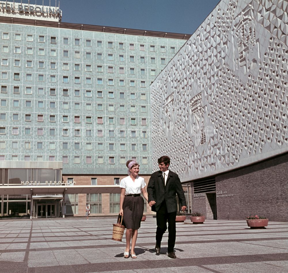 DDR-Fotoarchiv: Berlin - Kino International an der Karl-Marx-Allee und das Hotel Berolina in Berlin in der DDR