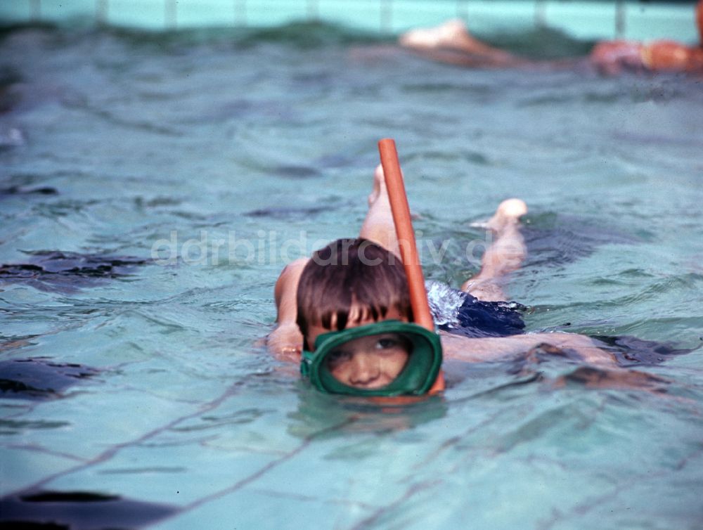 DDR-Fotoarchiv: Berlin - Kleiner Junge beim Tauchen mit Taucherbrille und Schnorchel in einem Freibad in Berlin in der DDR