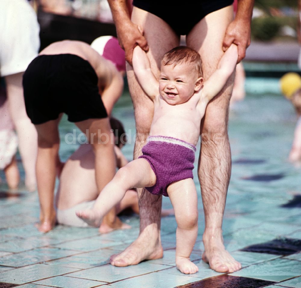 DDR-Fotoarchiv: Berlin - Kleiner Junge in einem Freibad in Berlin in der DDR