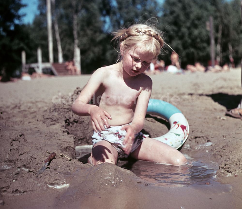 Berlin: Kleines Mädchen spielt am Wasser in einem Strandbad in Berlin in der DDR