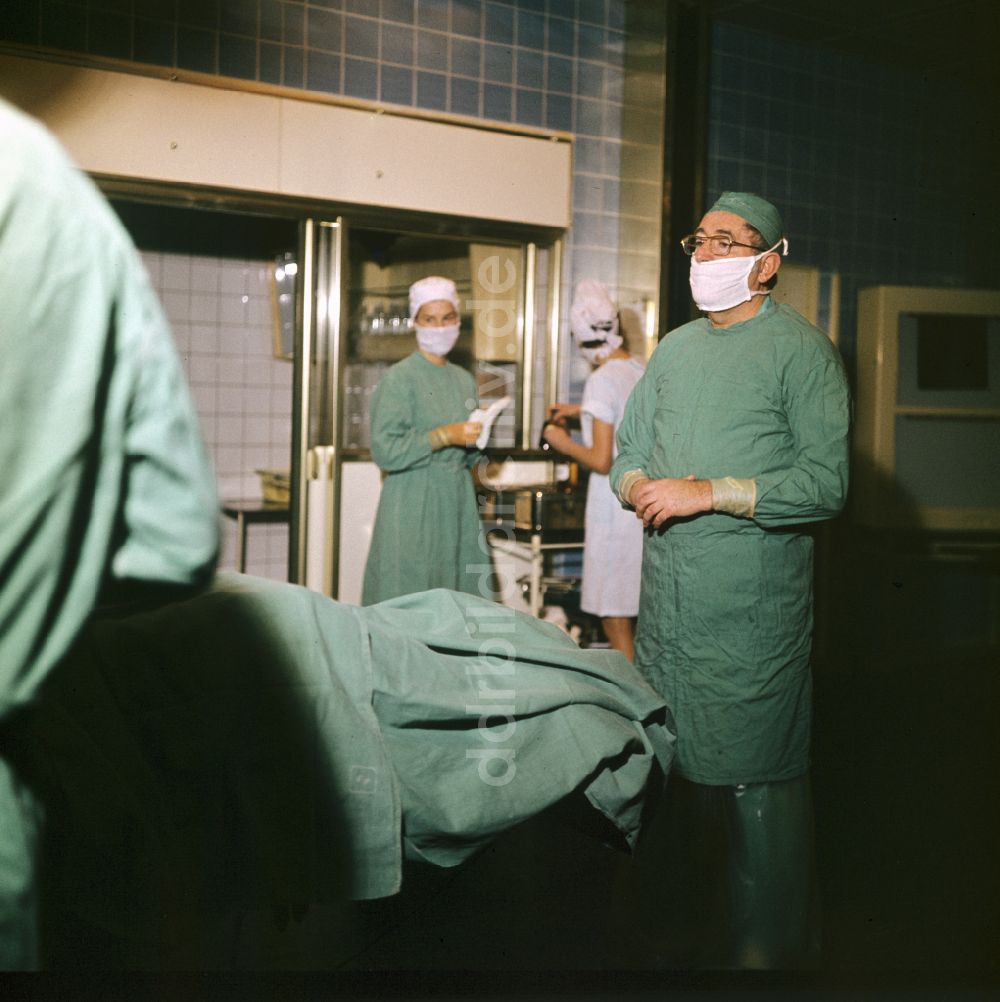 Berlin: Klinikbetrieb auf einem Operationssaal Robert-Rössle-Klinik in Berlin in der DDR