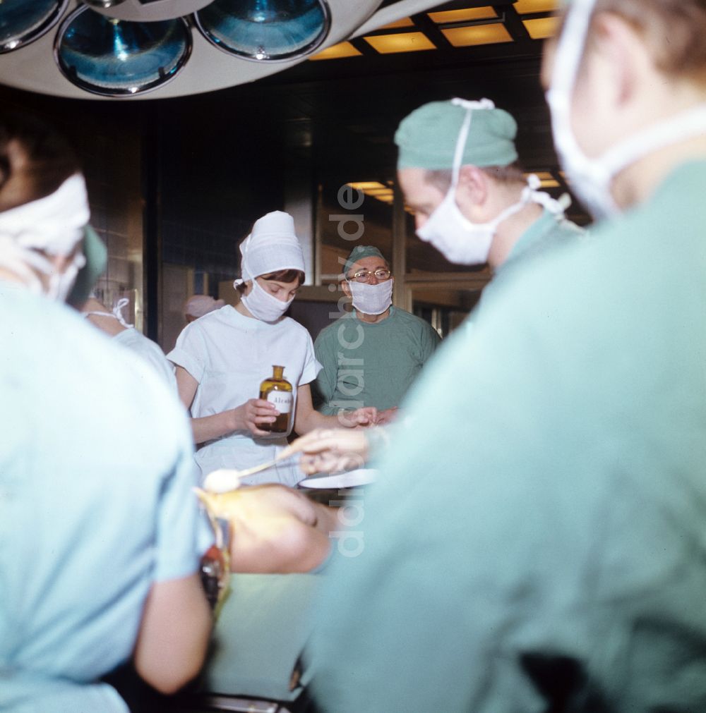 DDR-Bildarchiv: Berlin - Klinikbetrieb auf einem Operationssaal Robert-Rössle-Klinik in Berlin in der DDR