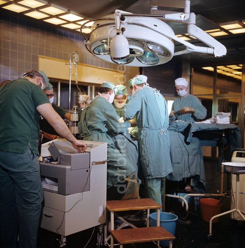 DDR-Fotoarchiv: Berlin - Klinikbetrieb auf einem Operationssaal Robert-Rössle-Klinik in Berlin in der DDR