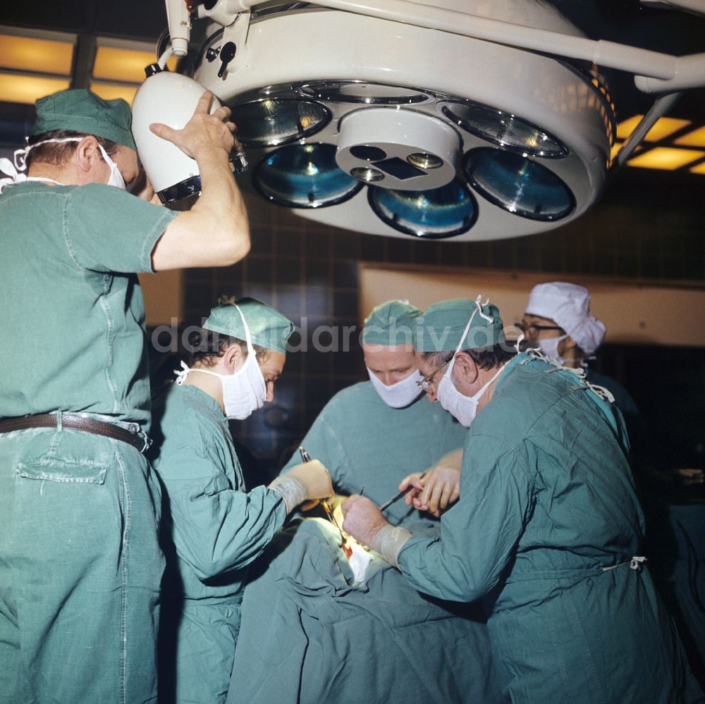 Berlin: Klinikbetrieb auf einem Operationssaal Robert-Rössle-Klinik in Berlin in der DDR