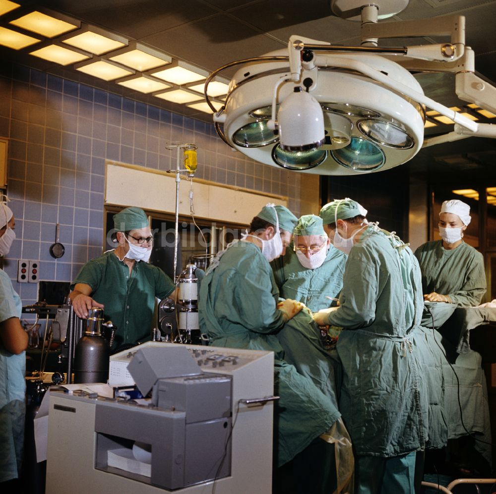 DDR-Bildarchiv: Berlin - Klinikbetrieb auf einem Operationssaal Robert-Rössle-Klinik in Berlin in der DDR