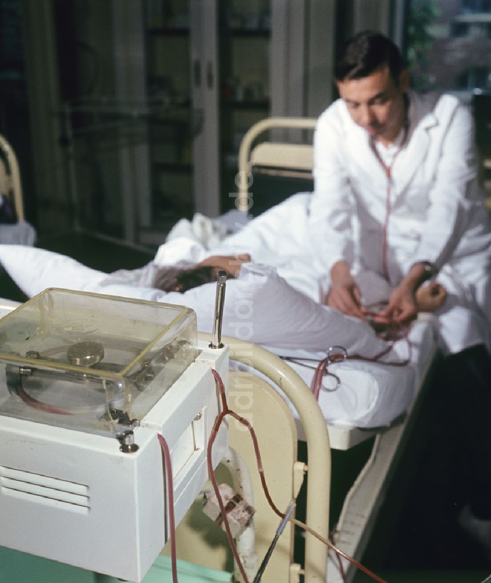 Berlin: Klinikbetrieb auf einer Intensivstation der Krankenhaus Friedrichshain in Berlin in der DDR