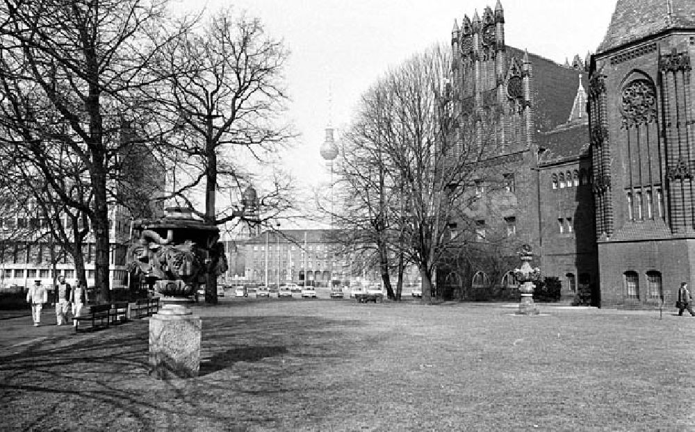 DDR-Bildarchiv: Berlin - Köllnischer Park in Berlin, im Hintergrund Berliner Fernsehturm Umschlagnr.: 253 Foto: Winkler