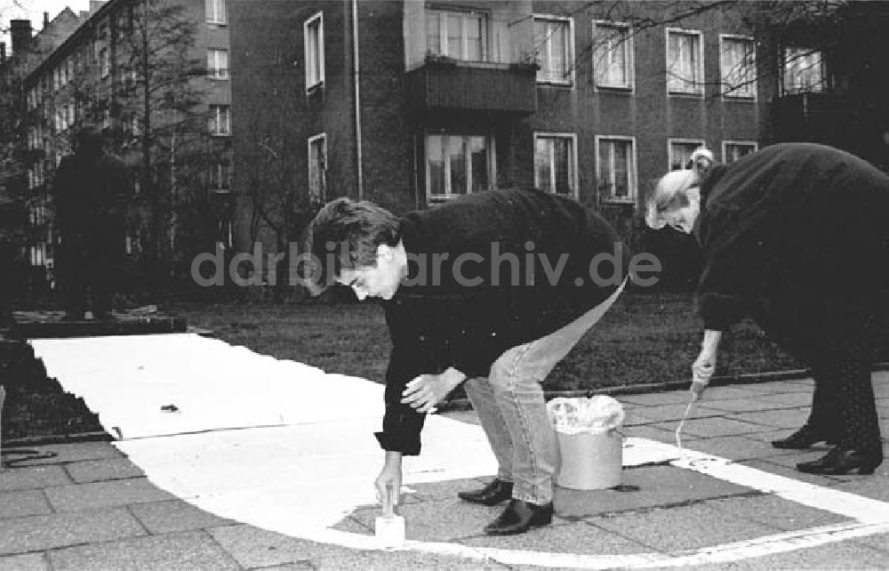 DDR-Bildarchiv: Berlin - Künstlerprotest für Ossietzky Denkmal Berlin 20.11.1992