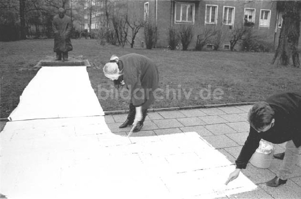 Berlin: Künstlerprotest für Ossietzky Denkmal Berlin 20.11.1992