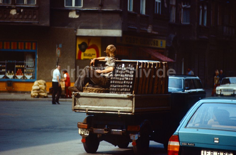 Berlin: Kohlenträger auf der Ladefläche eines Kleilasters in Berlin in der DDR