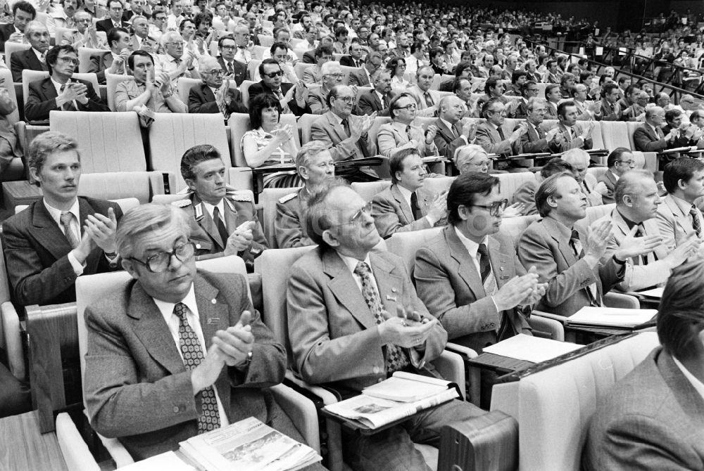 DDR-Bildarchiv: Berlin - Konferenz 7. Baukonferenz in Berlin in der DDR