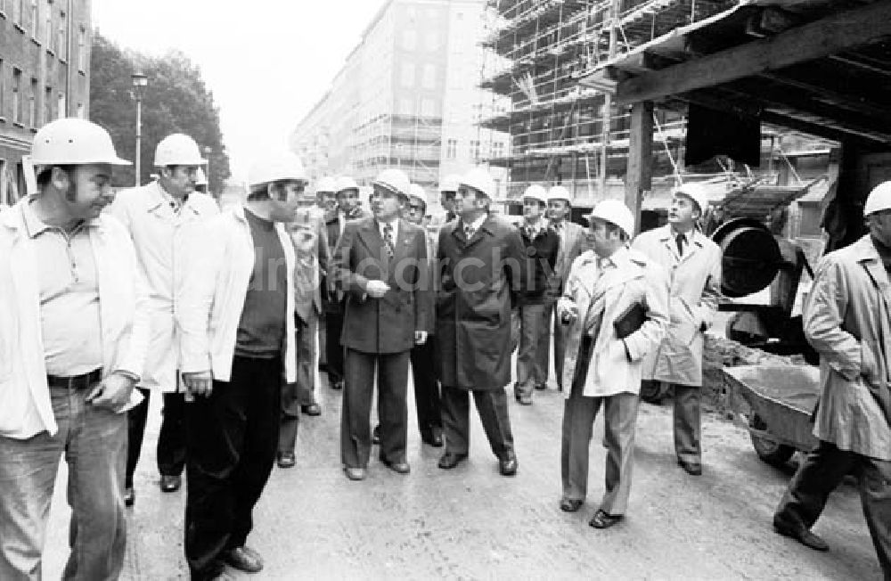 Berlin: Konrad Naumann bei der Übergabe einer renovierten Wohnung am Arkonaplatz Foto: Schönfeld