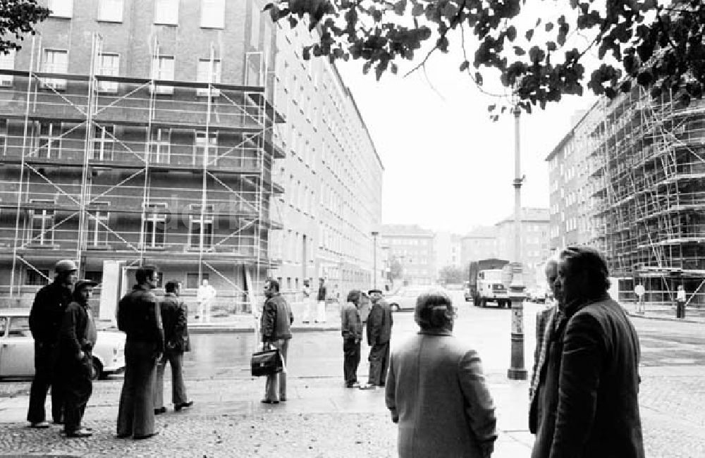 DDR-Bildarchiv: Berlin - Konrad Naumann bei der Übergabe einer renovierten Wohnung am Arkonaplatz Foto: Schönfeld