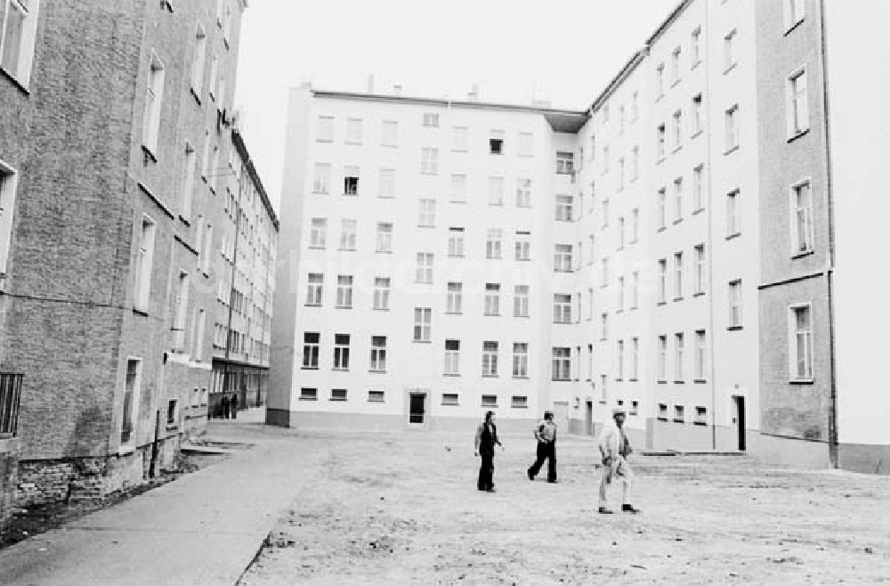 DDR-Bildarchiv: Berlin - Konrad Naumann bei der Übergabe einer renovierten Wohnung am Arkonaplatz Foto: Schönfeld