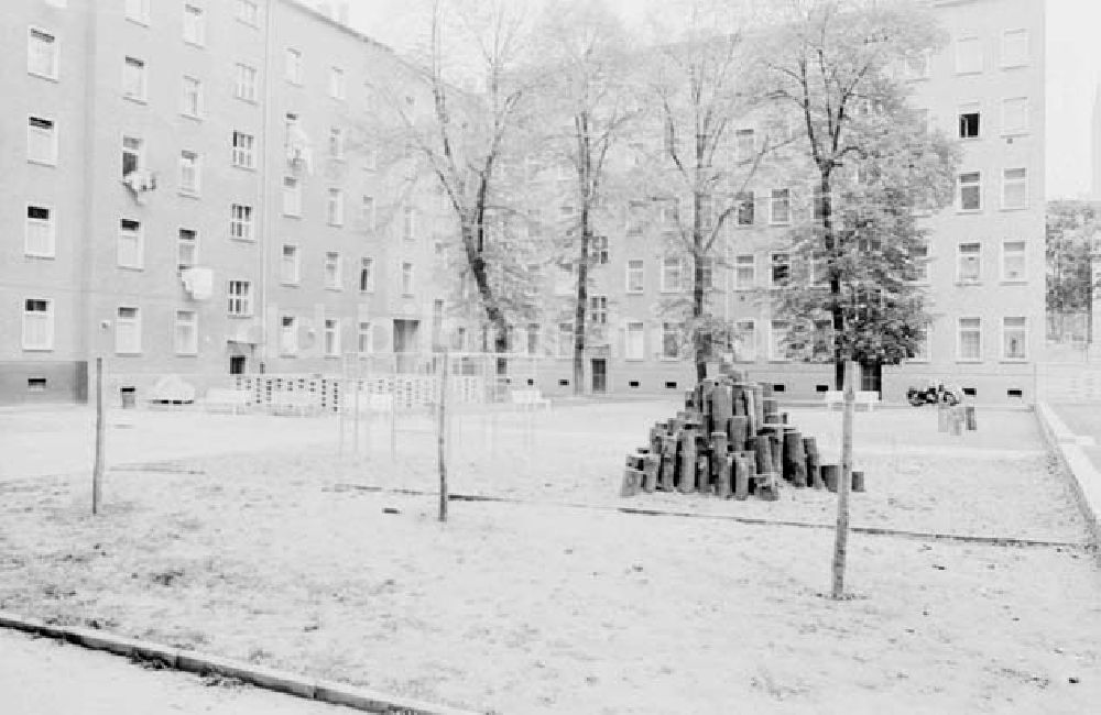 DDR-Fotoarchiv: Berlin - Konrad Naumann bei der Übergabe einer renovierten Wohnung am Arkonaplatz Foto: Schönfeld