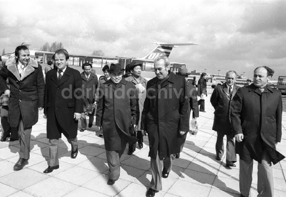 DDR-Bildarchiv: Berlin - Konrad Naumann empfängt Mongolei aus Ulan Bator am Flughafen Berlin Schönefeld. Foto: Schönfeld