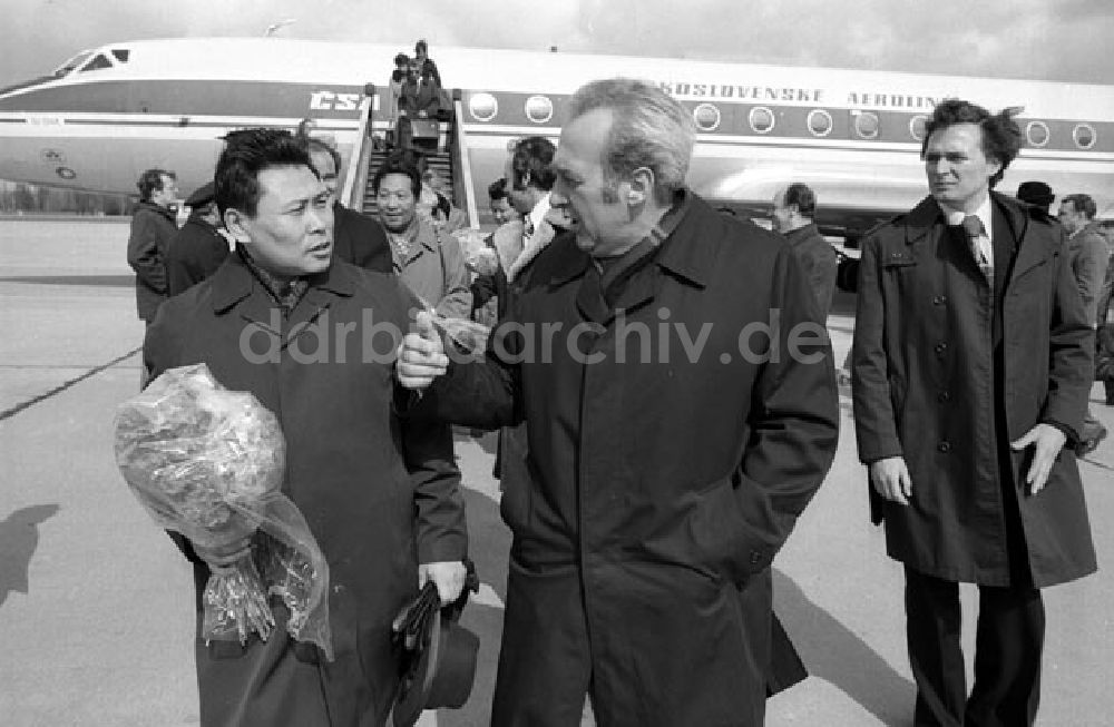 DDR-Fotoarchiv: Berlin - Konrad Naumann empfängt Mongolei aus Ulan Bator am Flughafen Berlin Schönefeld. Foto: Schönfeld