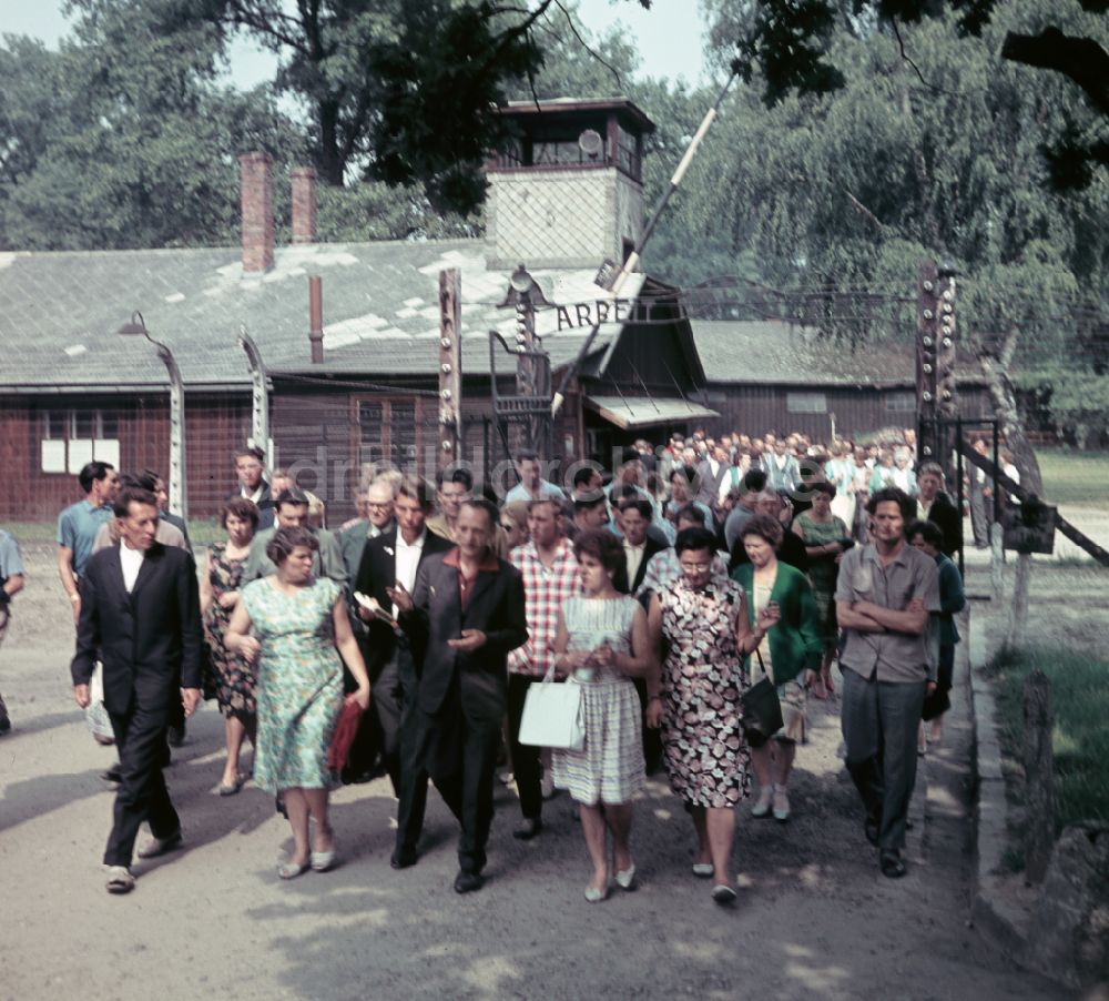 DDR-Fotoarchiv: Oswiecim - Auschwitz - Konzentrationslager- Bauten und Lagerreste mahnen Besucher und Touristen gegen das Vergessen in Oswiecim - Auschwitz in Polen