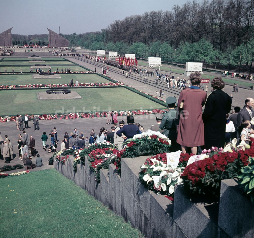 DDR-Fotoarchiv: Berlin - Kranzniederlegung in Berlin in der DDR