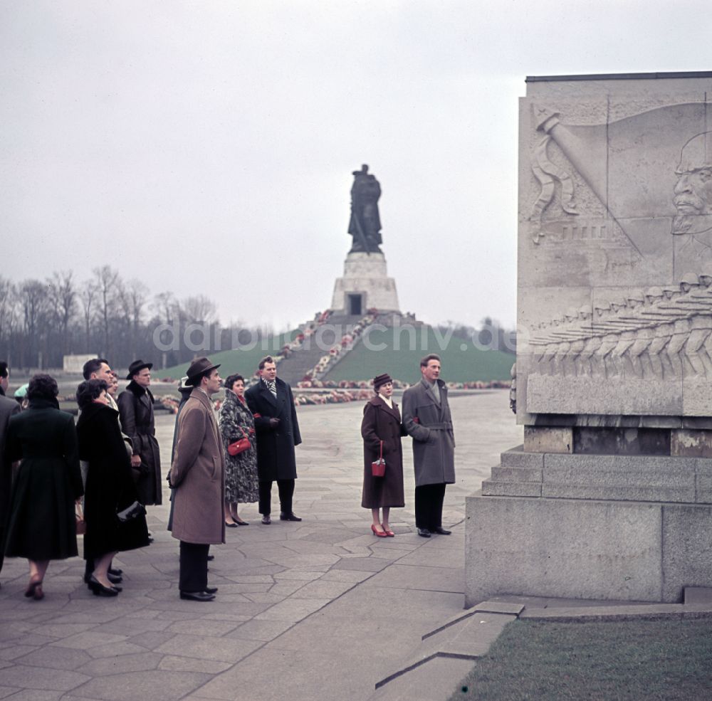 Berlin: Kranzniederlegung in Berlin in der DDR