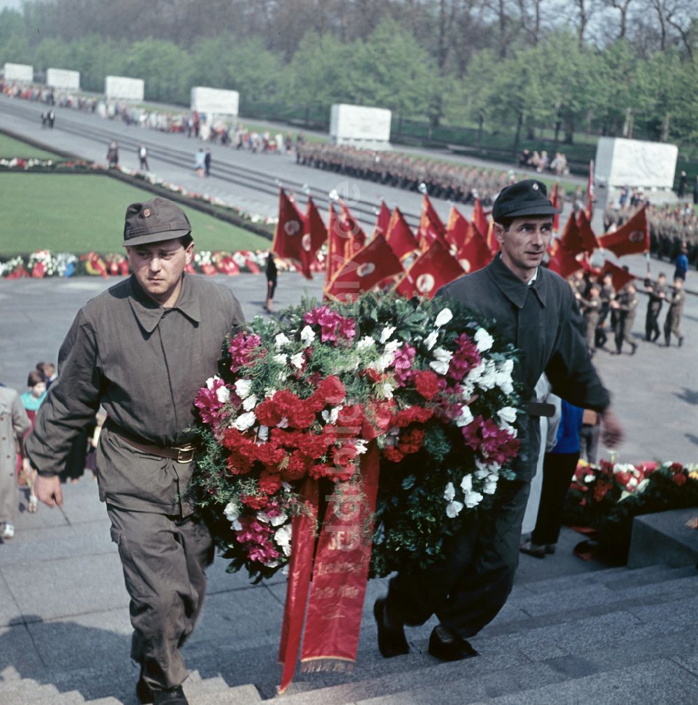 Berlin: Kranzniederlegung in Berlin in der DDR