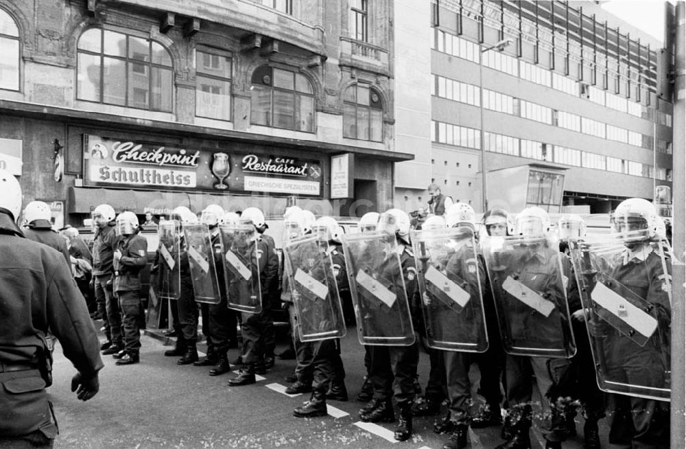 Berlin: Krawalle auf dem Alex und Checkpoint zum 3.10.90 Foto: Winkler Umschlagnummer: 1266