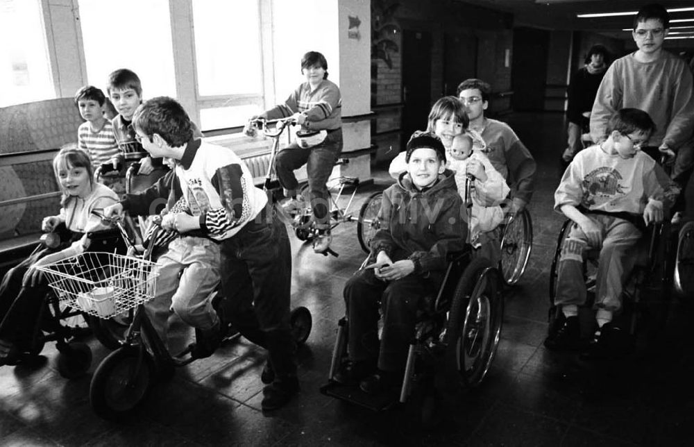 DDR-Bildarchiv: Berlin / Friedrichshain - 20.03.92 Körperbehindertenschule in der Paul Junius Str. in Berlin