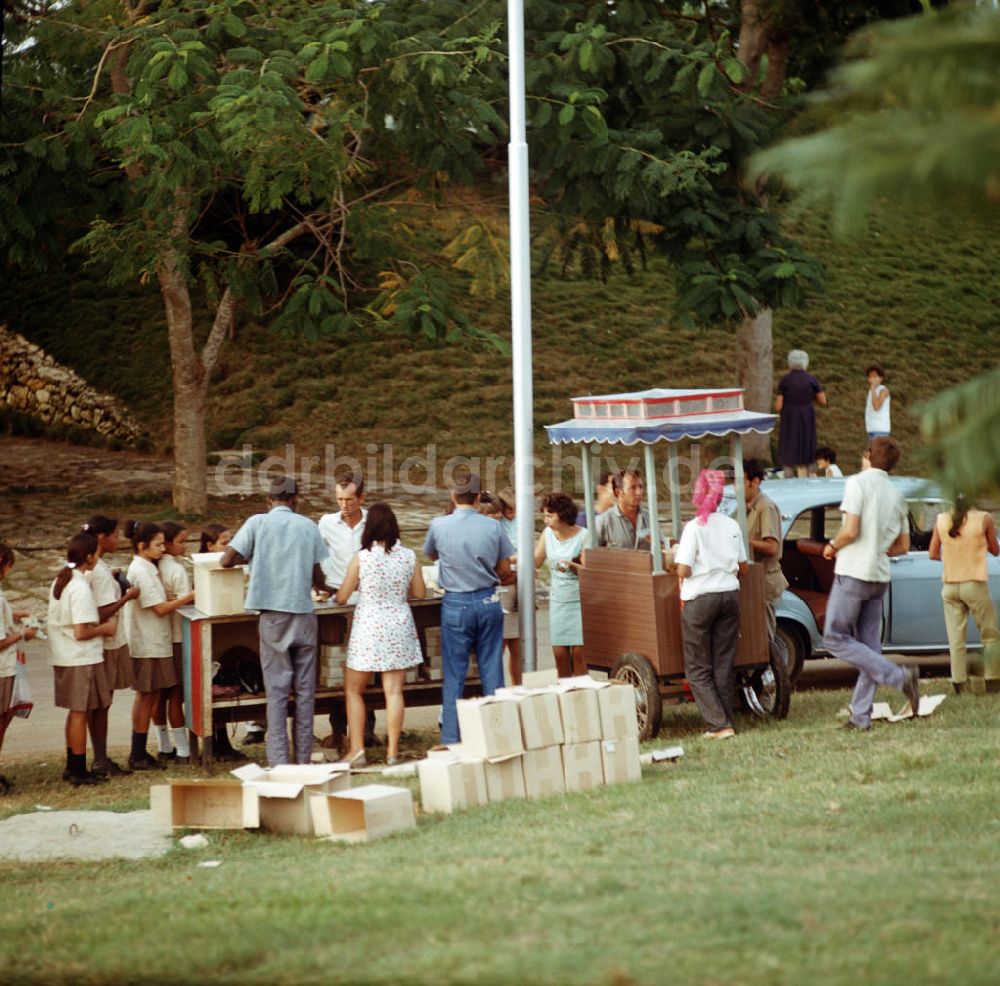 DDR-Fotoarchiv: Havanna - Kuba / Cuba - Eisessen im Leninpark in Havanna 1972