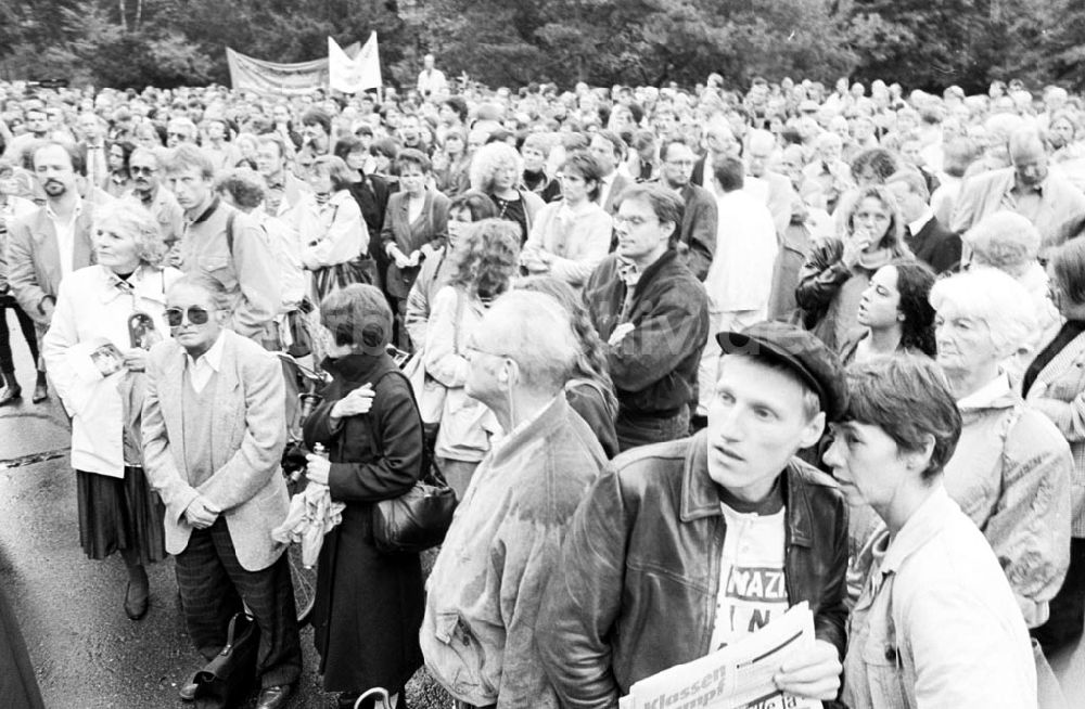 DDR-Bildarchiv: Berlin - Kundgebung vom Weltfriedenstag im Kleistpark Berlin 01.09.92 Foto: ND/Lange Umschlagnummer: 1129