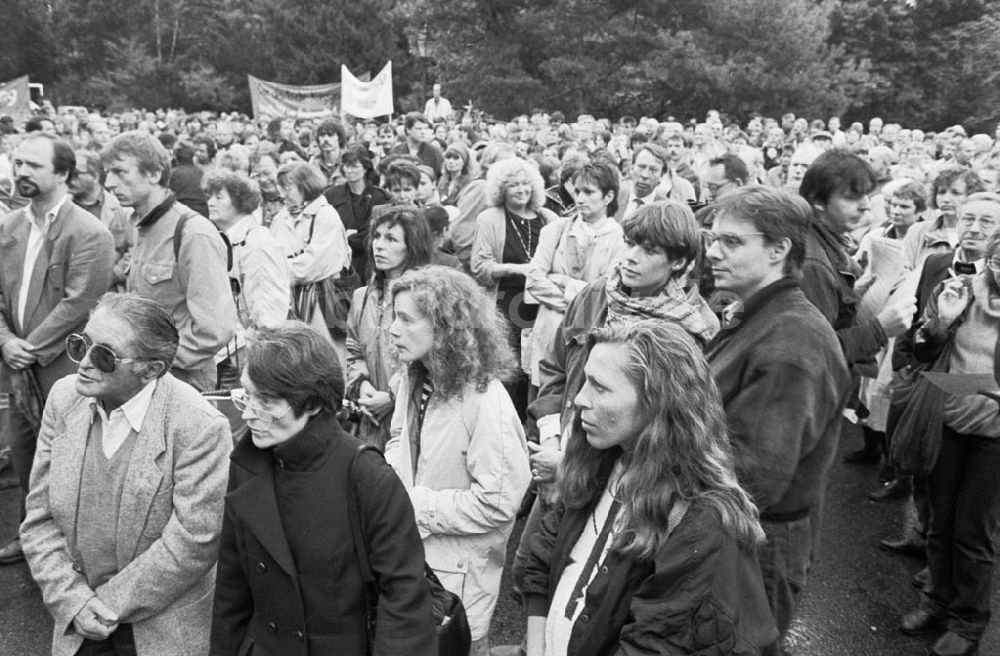 DDR-Fotoarchiv: Berlin - Kundgebung vom Weltfriedenstag im Kleistpark Berlin 01.09.92 Foto: ND/Lange Umschlagnummer: 1129