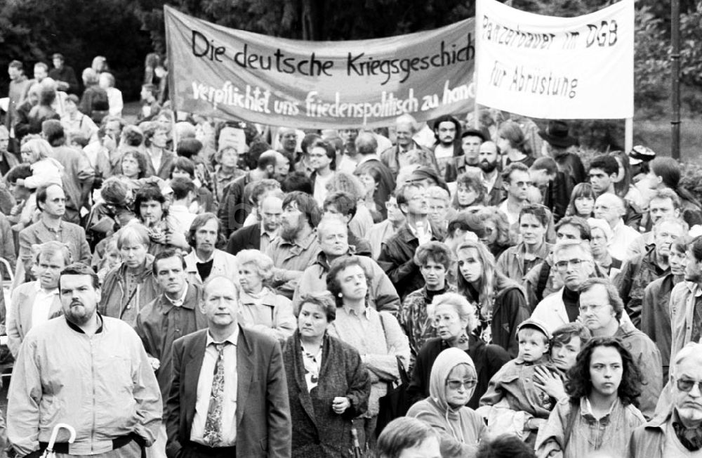 Berlin: Kundgebung vom Weltfriedenstag im Kleistpark Berlin 01.09.92 Foto: ND/Lange Umschlagnummer: 1129